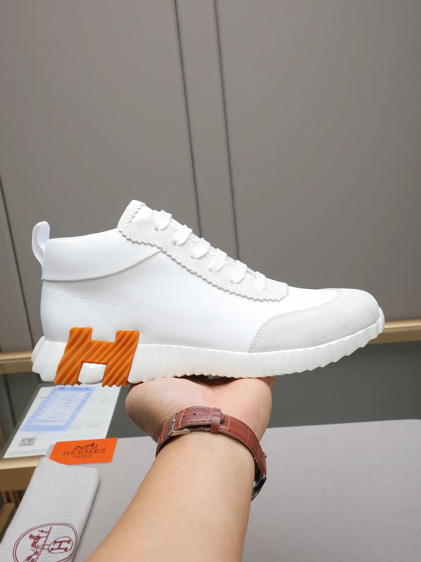 PPP460 (Hermes high-top men's shoes)🆕Men's sports shoes, decorated with textured calfskin details. Spliced ​​with original cowhide, this shoe draws inspiration from the equestrian world, integrating technical details and practical functions. Breathable sheep lining, original combination outsole, high-end quality, and every detail is perfectly combined! Size: 38-44 (45 can be customized)